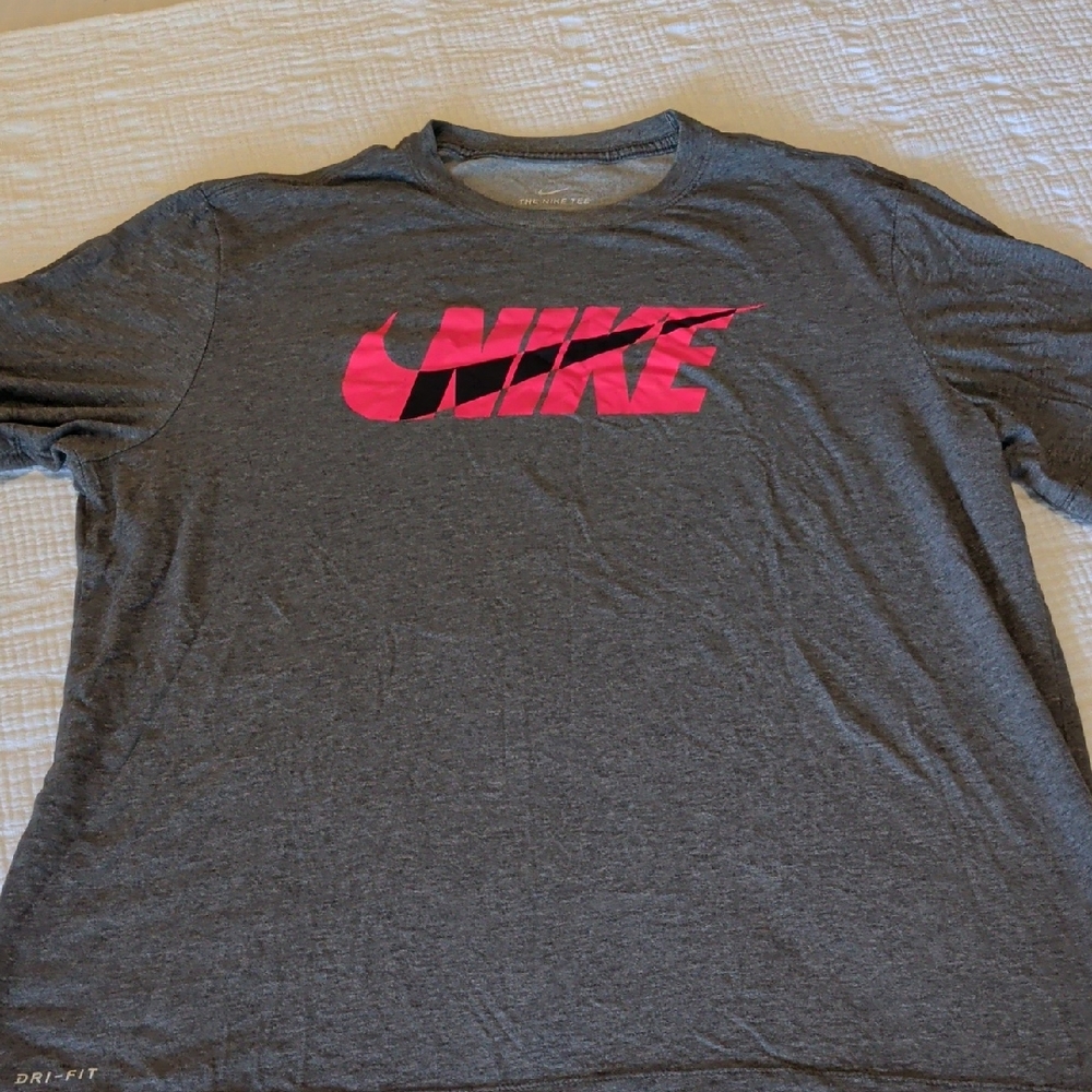 Nike Men's Heather Gray Tee with Vibrant Pink Logo
